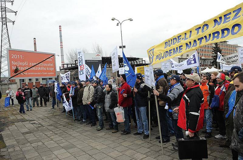 Protestního mítinku před hlavní branou kunčické huti se zúčastnilo několik stovek zaměstnanců. 