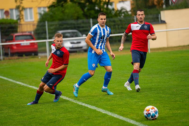 Fotbalisté Hlubiny (v červeném) při utkání s Vítkovicemi.