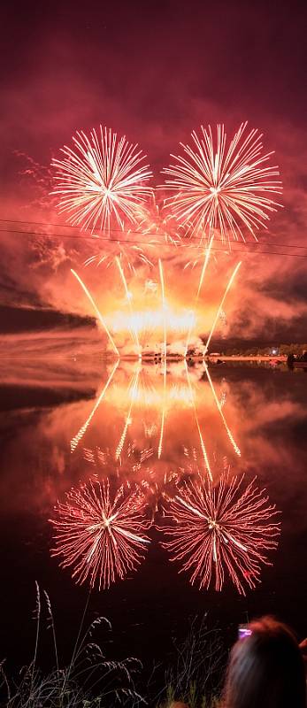 Třídenní festival ohňostrojů i s mezinárodní účastí je vrcholem celoročních oslav 760. výročí města Hlučína. Jako první se divákům představila německá firma Pyroprodukt, která svou show nazvala We Will Rock You.