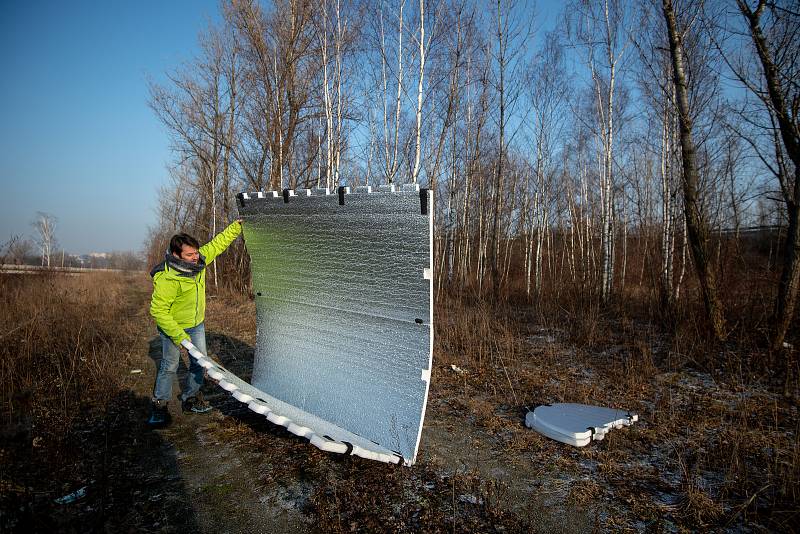 Nouzový přístřešek pro lidi bez domova od firmy iglou.cz, 22. ledna 2019 v Ostravě. Na snímku zakladatel projektu Manu Chilaud.