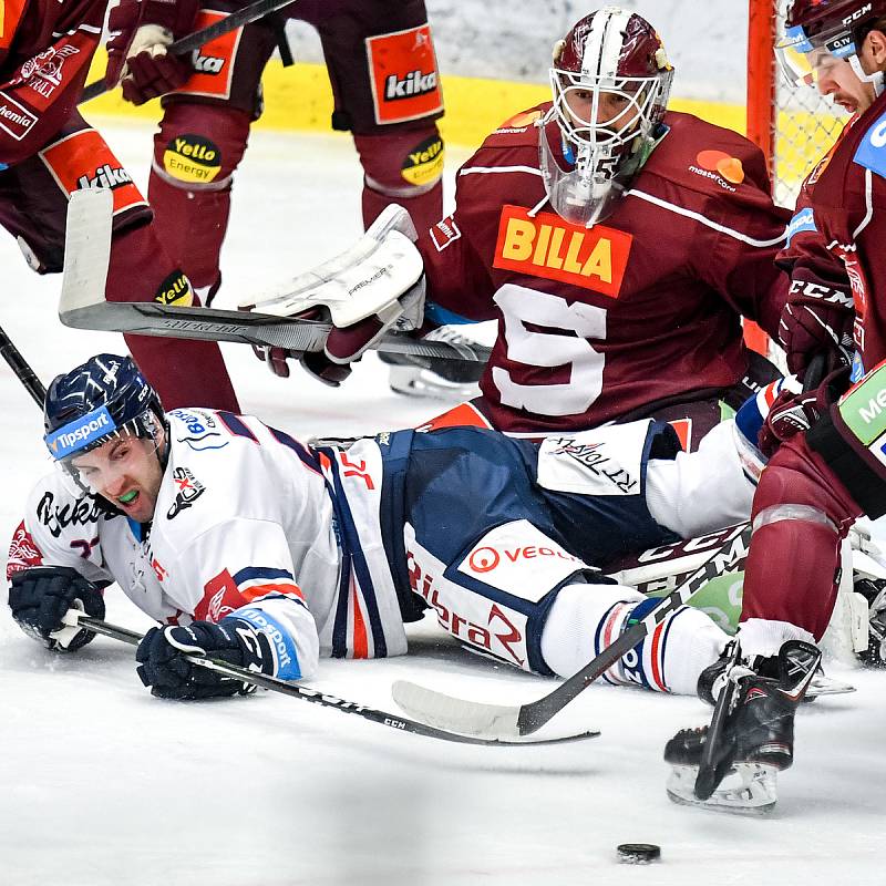 Utkání předkola play off hokejové extraligy - 2. zápas: HC Vítkovice Ridera - HC Sparta Praha, 12. března 2019 v Ostravě. Na snímku zleva Rastislav Dej, Matěj Machovský.