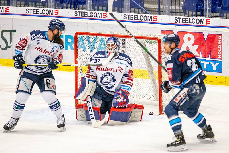 Utkání 29. kola hokejové extraligy:HC Vítkovice Ridera - Bílí Tygři Liberec, 21. ledna 2020 v Ostravě. Zleva Jan Výtisk z Vítkovic, brankář Vítkovic Daniel Dolejš a Radan Lenc z Liberce.