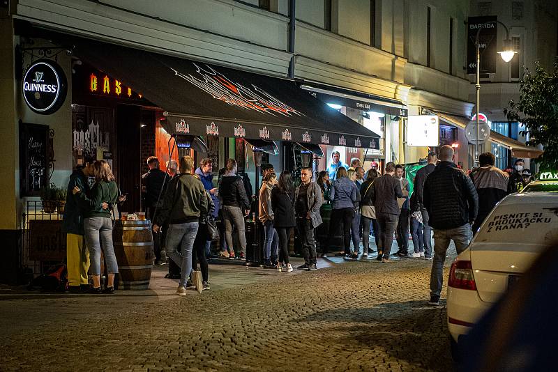 Stodolní ulice 9. října 2020 v Ostravě. Policie kontroluje uzavření vnitřních prostor ve 20:00.