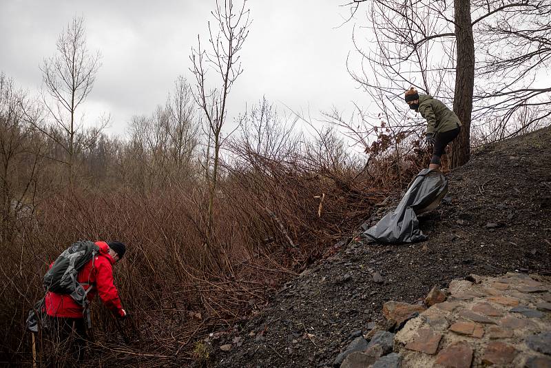 Pojďte s námi uklízet Ostravu. To byla dobrovolnická akce, jejíž cílem bylo uklidit okolí od odpadků a nepořádku kolem Slezskoostravského hradu, 17. dubna 2021 v Ostravě.