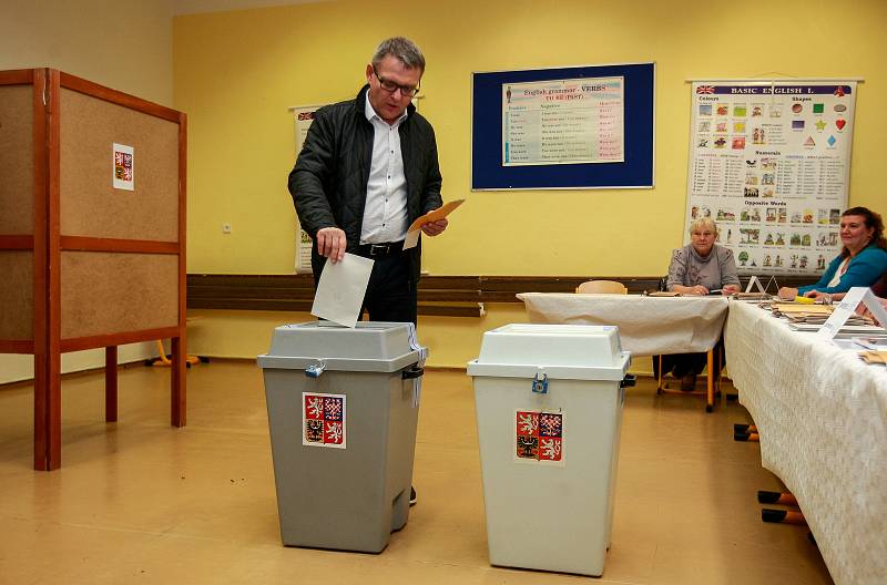 Volby 2017 v Ostravě. Na fotografii Lubomír Zaorálek, který přijel volit do Základní školy Jana Šoupala v Ostravě-Porubě.