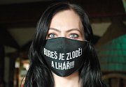 Rouška s názorem, tak nazývají „Čarodějky“ ochranu dýchacích cest na prodej. Ostrava, červenec 2021.