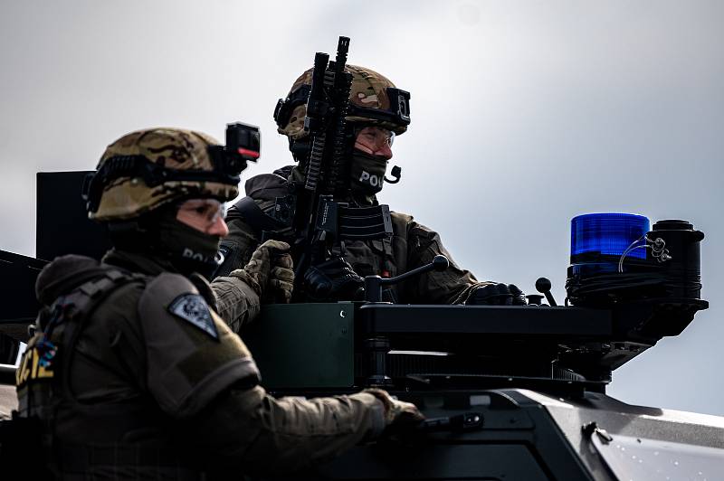 Osvobození rukojmích z rukou teroristů na Dnech NATO. Zásahová jednotka Policie ČR, protiteroristická jednotka SPKP, Quick Reaction Force Team z Jordánska. 17. září 2022 v Mošnově.