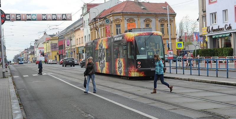 Ne u každé zastávky je přechod. Ani ten však není zárukou, že přes něj budou lidé chodit.