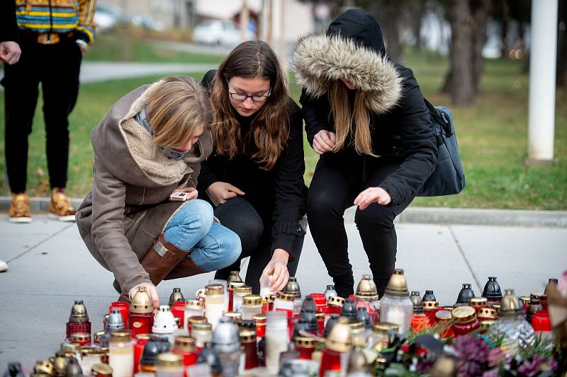 Den třetí po střelbě ve Fakultní nemocnici Ostrava (FNO), 12. prosince 2019 v Ostravě. Na snímku pietní místo před budovou nemocnice.