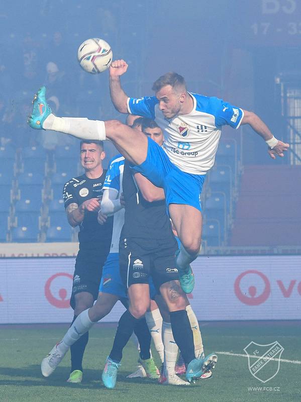 Fotbalisté Baníku Ostrava (v bílém) proti Hradci Králové.