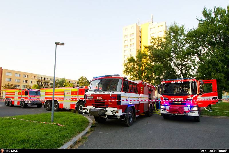 Zásah hasičů při tragickém požáru v Bohumíně, srpen 2020.