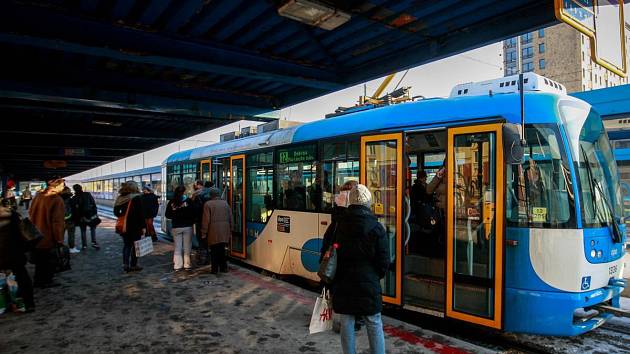 Náměstí Republiky je významný dopravní uzel, kde se kříží trasy tramvají a trolejbusů.