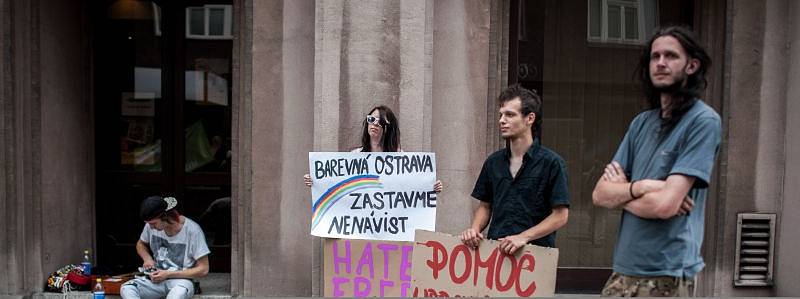 Šedesát lidí bylo zajištěno po sobotní demonstraci proti imigrantům, která se konala na Masarykově náměstí. Protestující se po ukončení akce vydali do Ostravy-Přívozu.