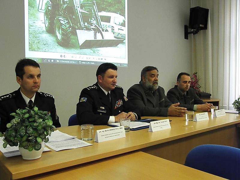 O „lovu" na motorkáře a další hazardéry neoprávněně vjíždějící do lesů na mimořádné tiskové besedě informovali policisté a lesníci.