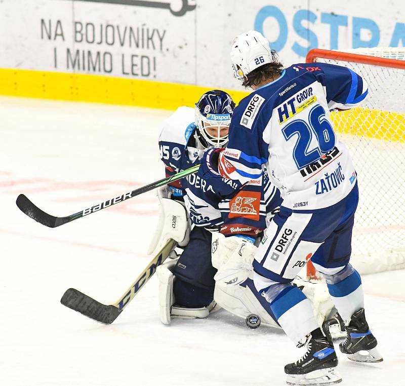 Brankář Miroslav Svoboda z Vítkovic a Martin Zaťovič z Brna - 31. kolo Tipsport Extraligy HC VÍTKOVICE RIDERA - HC Kometa Brno, 30. prosince 2020 v Ostravě.