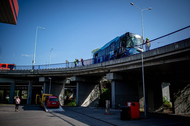 Nehoda autobusu DPO na Frýdlantských mostech v centru Ostravy, 28. dubna 2020.