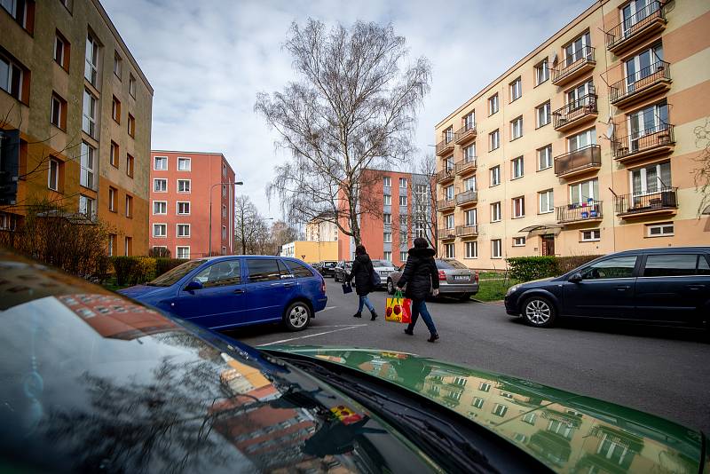 Zaměstnankyně městského obvodu Ostrava-Jih roznášení seniorům nad 65 let věku roušky zdarma do poštovních schránek, jako opatření proti koronaviru.