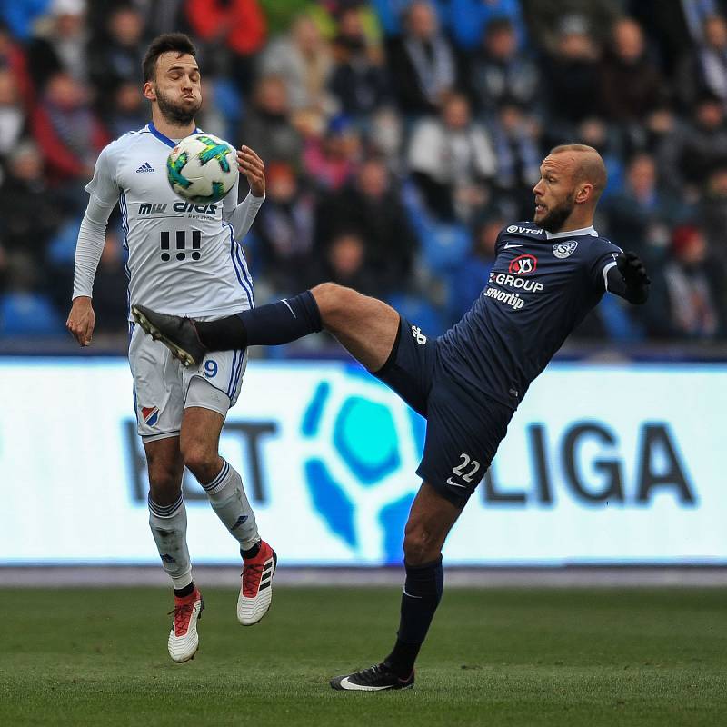 Zápas 17. kola první fotbalové ligy mezi FC Baník Ostrava a 1. FC Slovácko, 17. února 2018 v Ostravě. (vlevo) Lukáš Pazdera a Tomáš Břečka ze Slovácka.