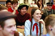 Studenti Wichterlova gymnázia v Ostravě Porubě se zapojili do projektu festival Svobody. Do školy přišli v dobových kostýmech.