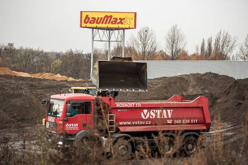 Prach a nebo bláto na silnici trápí obyvatele sídliště Fifejdy I. už řadu měsíců. Prodejna Baumax prý přistavuje.