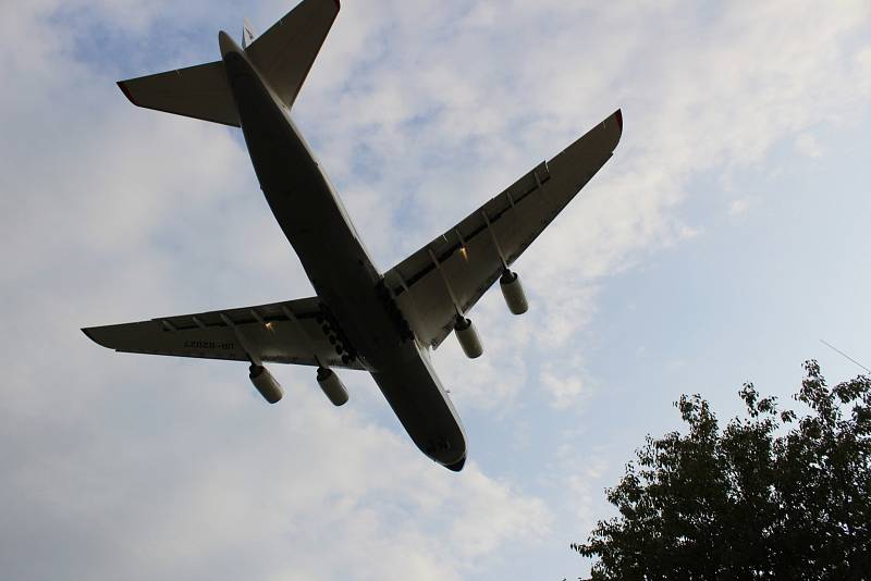 Přílet An-124 Ruslan na ostravské letiště v Mošnově 25. 8. 2017. 