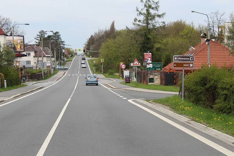 Pustkovec dělí na třetiny dvě velké dopravní teplny - Opavská ulice (na snímku) a ulice 17. listopadu.