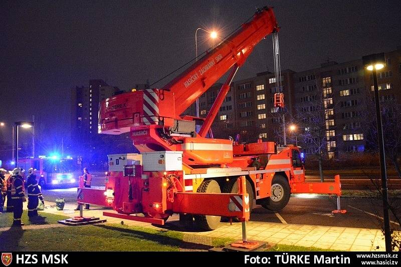 Dramatická honička v Ostravě skončila nehodou, při které třicetiletý řidič fordu vjel do fontány. Auto museli vyprostit hasiči.