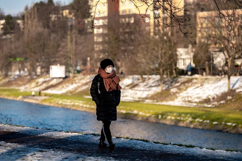 Lidé využili slunečného počasí k trávení času v Komenského sadech a okolí. 21. února 2021 v Ostravě.