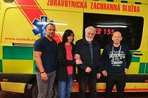 Zachráněný pacient navštívil záchranáře v Ostravě. Prosinec 2022.
