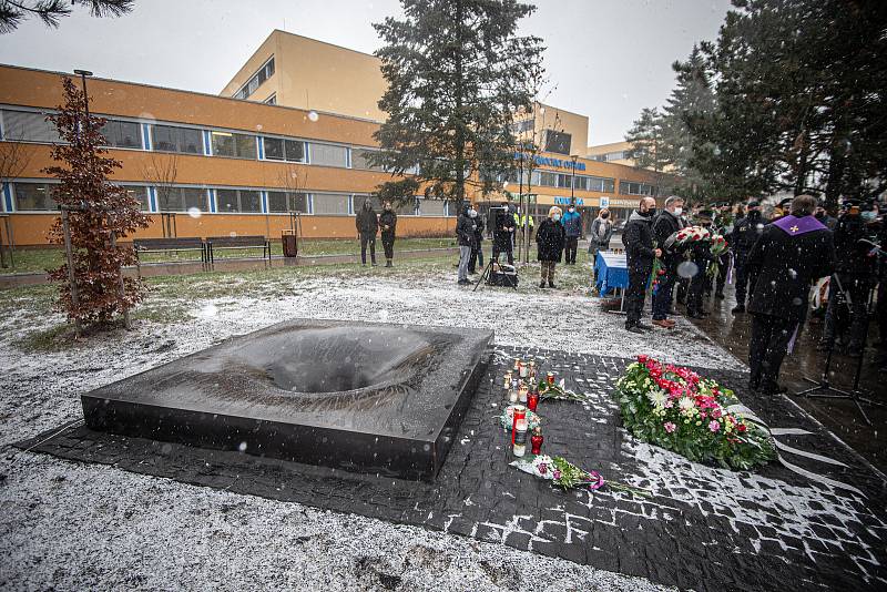 Před budovou Fakultní nemocnicí Ostrava byl odhalen památník obětem loňské tragické střelby, 10. prosince 2020. Umělecké dílo evokuje černou díru.