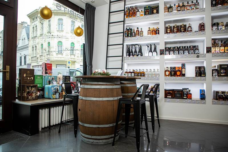 Alkohol v prodejně společnosti SPIRITS ORIGINAL. Nespresso a alkotéka s výběrem více než 300 druhů lahví alkoholu, 26. listopadu 2020 v Ostravě.