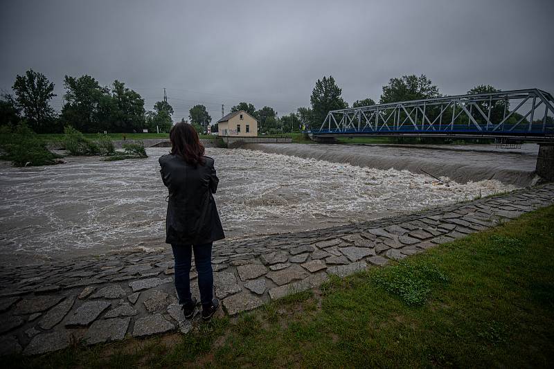 Povodňový stupeň na řece Ostravice která leží ve městě Vratimov, 21. června 2020 v Ostravě.