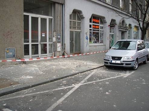 Na zaparkované auto padala omítka.