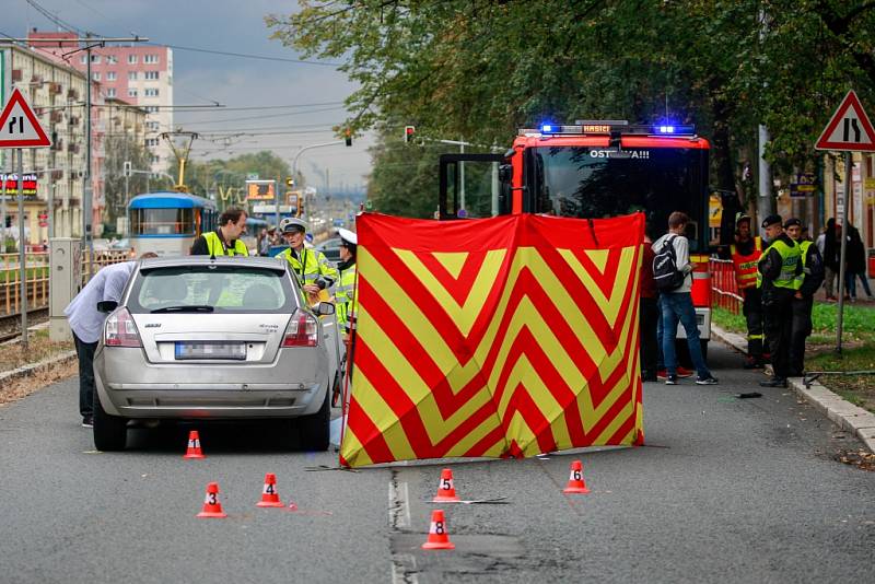 Tragická nehoda na Opavské ulici ze směru z Poruby na centrum. Auto srazilo dívku a starší chodkyni, která zraněním podlehla. 