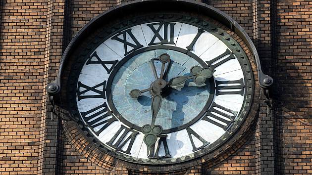 Jak se mění čas na hodinách ostravských věží a kostelů? - Moravskoslezský  deník
