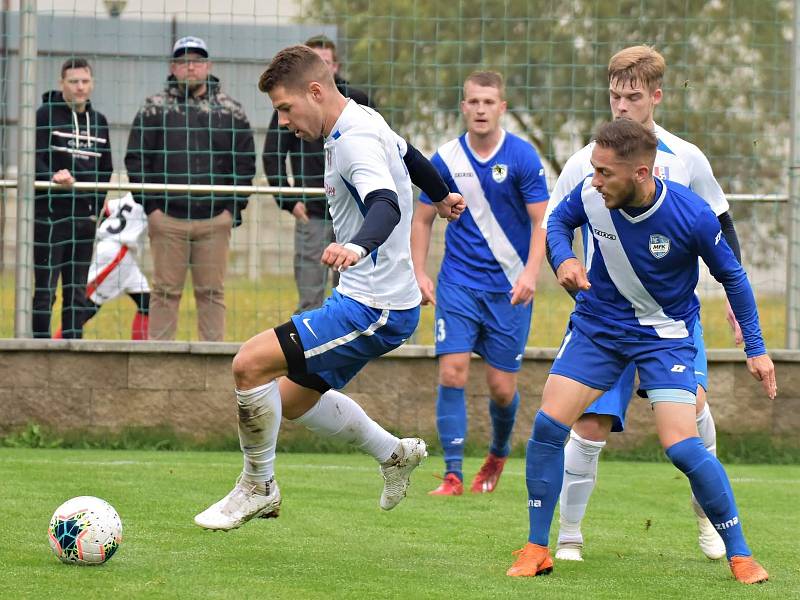 I sedmé utkání na domácím trávníku fotbalisté Blanska (bílé dresy) vyhráli. Ve 12. kole Moravskoslezské ligy porazili MFK Frýdek-Místek 1:0. Foto: Josef Kratochvíl