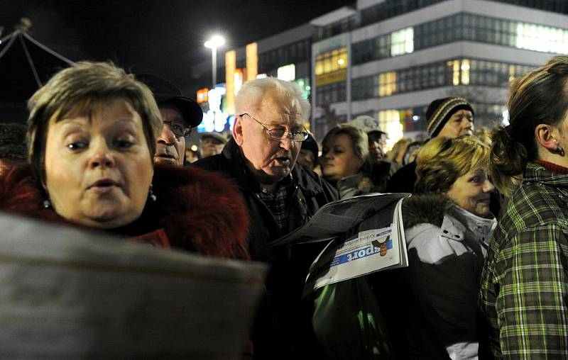 Česko zpívá koledy. I v Ostravě si lidé společně s Deníkem přišli v šest hodin na Masarykovo náměstí zazpívat koledy.