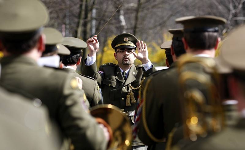 Památník připomínající popravu letců RAF, kteří se pokusili o útěk ze zajetí v Polsku, stojí v Ostravě-Hrabůvce už jednadvacet let. Včerejšího slavnostního ceremoniálu k 70. výročí této válečné události se zúčastnily i rodiny letců.