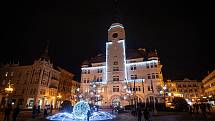 Vánoční strom v Opavě na Horním náměstí.