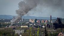 Pohled z lávky nad Bazaly: Kvůli pondělnímu (10. května 2021) požáru v areálu autovrakoviště v Ostravě-Vítkovicích byl vyhlášen zvláštní stupeň poplachu. Hustý kouř byl od rána viditelný už zdaleka.