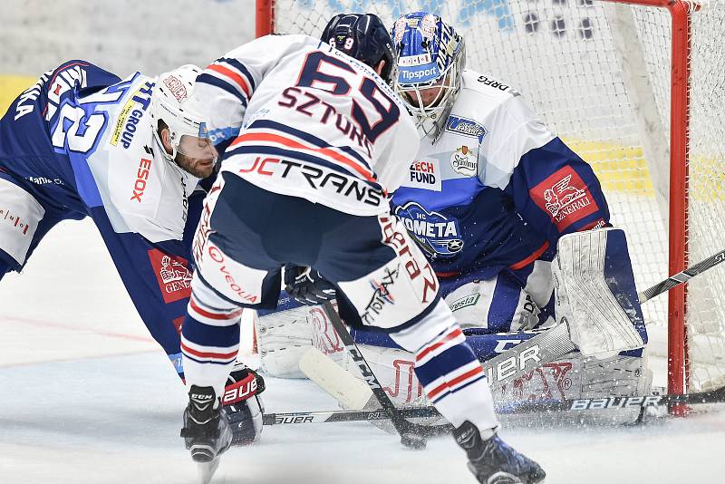 Utkání 10. kola hokejové extraligy: HC Vítkovice Ridera - HC Kometa Brno, 14. října 2018 v Ostravě. Na snímku (zleva) Michal Barinka, Roman Szturc a brankář Brna Karel Vejmelka.