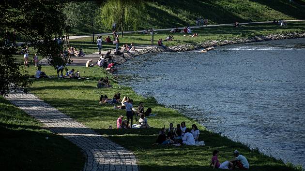 Lidé si užívají slunečné odpoledne 11. května 2021 v Ostravě.