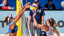 Semifinále žen Brazílie - Nizozemsko. FIVB Světové série v plážovém volejbalu J&T Banka Ostrava Beach Open, 2. června 2019 v Ostravě. Na snímku (zleva) Ana Patricia Silva Ramos (BRA), Madelein Meppelink (NED).