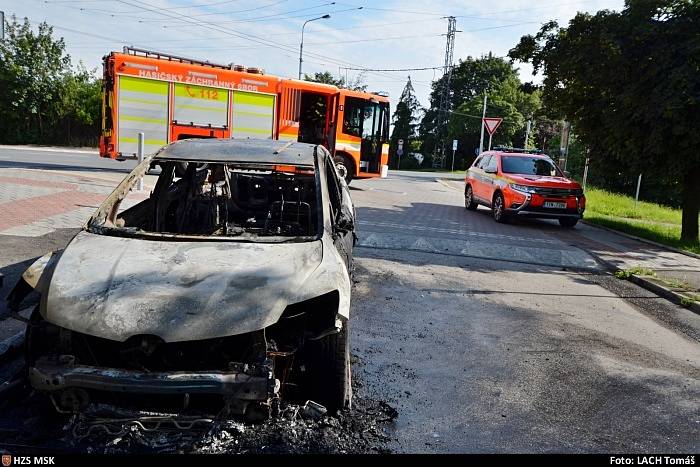 Řidič měl během jízdy cítit kouř, zastavil a jeho auto začalo hořet plamenem.