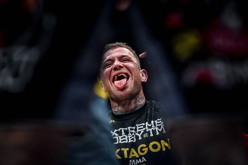 MMA Octagon 11 v Ostravar aréně, 16. března 2019 v Ostravě. Na snímku (v modrem) Václav Mikulášek proti Ondřej Raška.