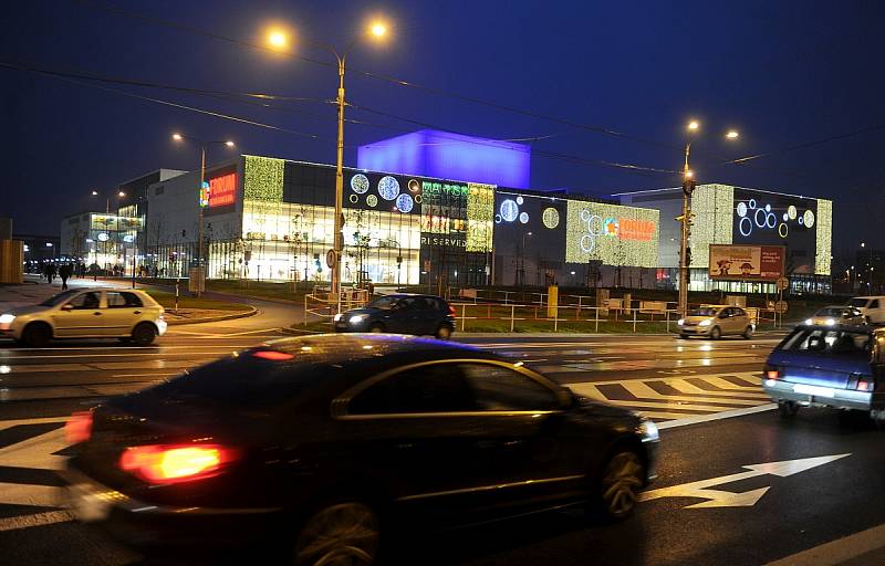 Obchodní centrum Nová Karolina už září vánoční výzdobou.