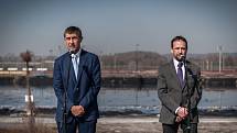 Ministr financí Andrej Babiš (ANO) s primátorem Ostravy (vpravo) během jedné z návštěv Moravskoslezského kraje, kdy si prohlédl i laguny v Ostravě.