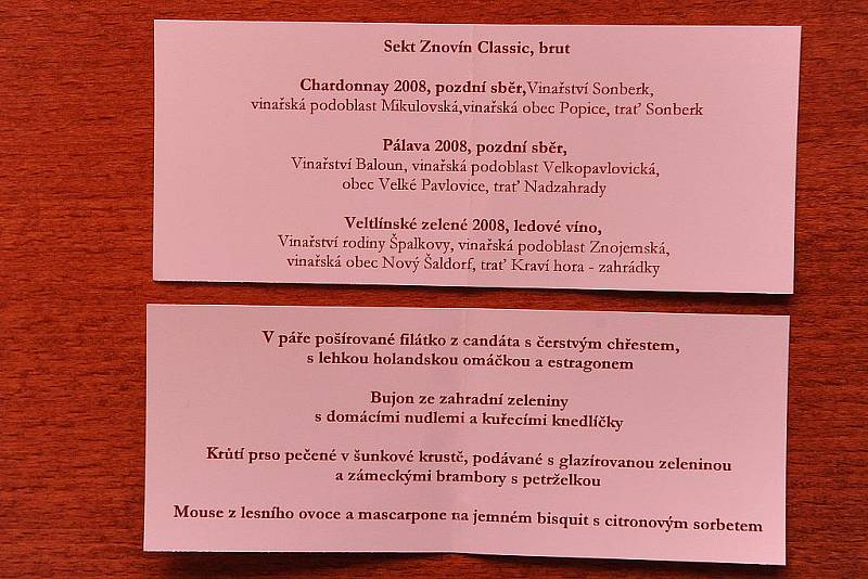 Krátce po poledni čekal hlavu státu oběd v Hotelu Imperial. Ke stolu zasedli spolu s ním hejtman Jaroslav Palas, primátor Ostravy Petr Kajnar, rektoři místních univerzit nebo šéf strojírenských Vítkovic Jan Světlík.