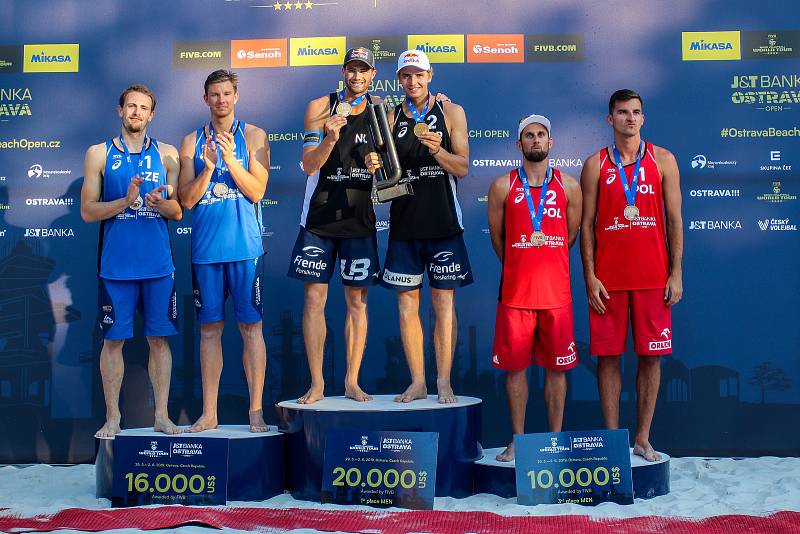 Slavnostní ceremoniál. FIVB Světové série v plážovém volejbalu J&T Banka Ostrava Beach Open, 2. června 2019 v Ostravě. Na snímku (zleva) Ondrej Perusic (CZE), David Schweiner (CZE), Anders Berntsen Mol (NOR), Christian Sandlie Sørum (NOR), Grzegorz Fijale