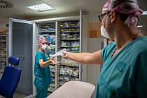 Oddělení resuscitační a intenzivní medicíny (ORIM 3) ve Fakultní nemocnic Ostrava (FNO), 7. října 2020 v Ostravě. Oddělení ORIM 3 je vyhrazeno pro pacienty s onemocnění koronavirem (COVID-19).